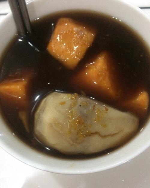 猫咪零食需谨慎，过量易致消化不良（红薯芝麻糖片猫能吃吗）